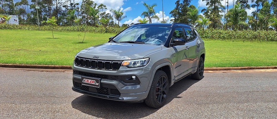 Debaixo do capô do Jeep Compass Blackhawk tem motor 2.0 turbo de 272cv