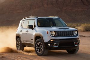 Pista e terra - silver-jeep-with-hood-up-is-driving-dirt-road